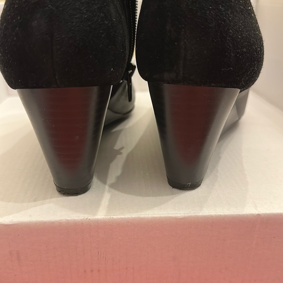 Isaac Mizrahi Black Wedge Ankle Boots - Picture 15 of 16